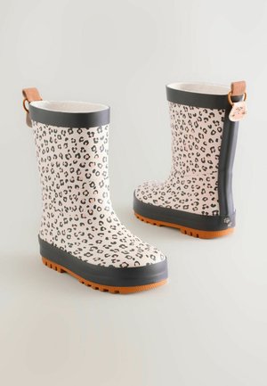 Bottes de pluie à imprimé léopard rose avec des tiges grises et des semelles orange, ornées d'une petite empreinte de patte et d'une poignée en boucle pour un enfilage facile.