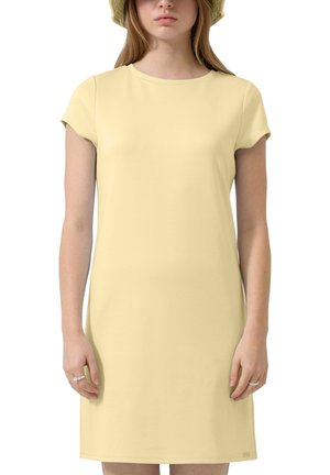 Femme portant une robe courte jaune pâle jusqu'aux genoux à manches courtes et un chapeau seau vert clair, avec des bagues aux deux mains.