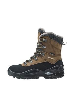 Stivale invernale isolato marrone e nero con fodera in pile, ganci per lacci, suola robusta e etichetta GORE-TEX per protezione impermeabile.