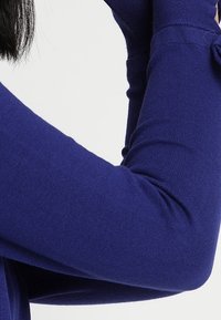 comma Sweter