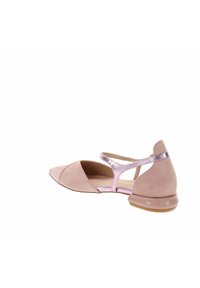 Zapato plano de ante rosa con punta afilada, correa de tobillo metálica rosa y tacón bajo brillante. Diseño sencillo sin patrones ni logotipos visibles.