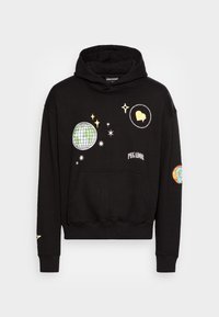 Schwarzer Kapuzenpullover aus Baumwolle, mit einer Fronttasche, einer Kordelzug-Kapuze und bunten Grafikdesigns, einschließlich eines Globus und Sternen.