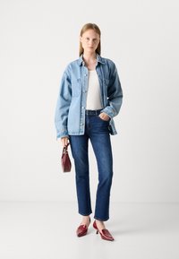 Heled sinine teksajakk, valge sobiv särg, tume sinine teksapüksid, punased lakknahast plätud ja väike burgundia värvi kott. Ahnem riietus.