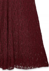 Vestido de encaje burdeos con un patrón texturizado, que presenta una silueta fluida y un dobladillo en forma de ondas. Tejido ligero con un aspecto semitranslúcido.