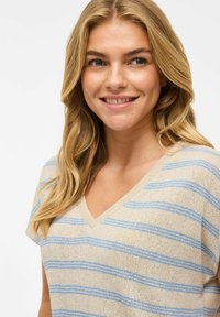 Top a V scollo in maglia beige con righe orizzontali blu, dotato di maniche corte e di un tessuto testurizzato per una sensazione di leggerezza.