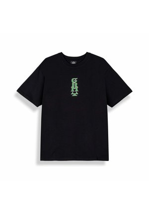 Zwart T-shirt met korte mouwen en een ronde hals, met verticale groene letters "GRMT" in het midden van de borst.