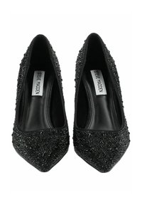 Zapatos de tacón alto negros con punta afilada, exterior texturizado con cuentas y interior de cuero suave. Presentan la etiqueta "Steve Madden".