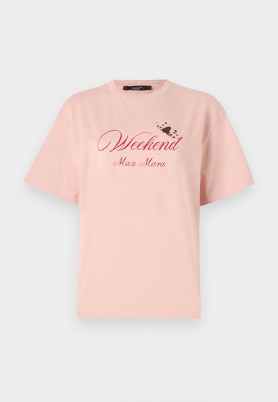 Camiseta de algodón rosa claro con mangas cortas, cuello redondo y texto impreso "Weekend Max Mara" en rojo con sutiles acentos gráficos.
