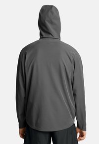 Hoodie gris avec une capuche ajustée, des manches longues, une texture lisse et un design de dos sans couture, avec des détails de couture subtils.