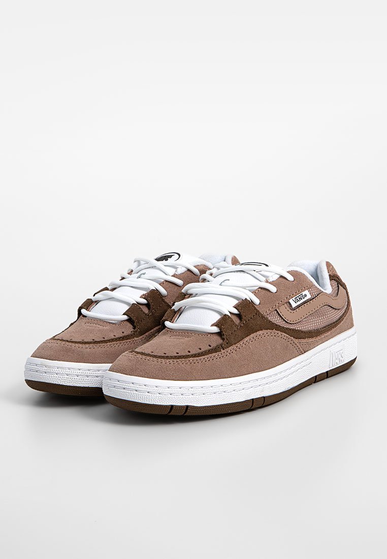 Jasnobrązowe zamszowe trampki z białymi sznurówkami i akcentami. Posiadają perforowane detale, teksturowaną podeszwę oraz logo z boku.