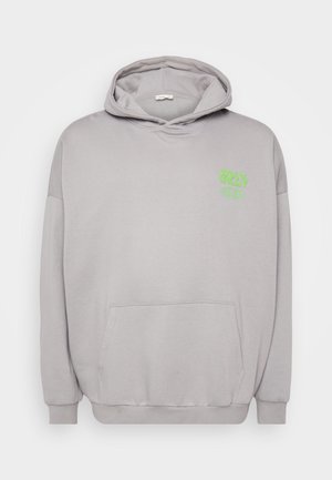 Jasnoszara bluza z kapturem, z przednią kieszenią i zielonym wzorem graficznym na lewej piersi. Miękki materiał z ribbanym wykończeniem mankietów.