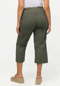 Ulla Popken 7/8 RUBY GENOUX PRÉFORMÉS JAMBES DROITES CEINTURE ÉLASTIQUE - Kalhoty - olive