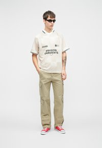 Jack & Jones JCOCREST FOOTBALL TEE COLLAR - Nyomott mintás póló - cloud dancer