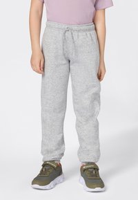 Pantalones de chándal grises con cinturilla elástica, cordón y puños acanalados. El material parece suave y ligeramente texturizado.