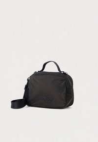 Borsa a tracolla nera in nylon con forma rettangolare, dotata di manico superiore e tracolla regolabile. Logo "Hugo" impresso sulla parte frontale.