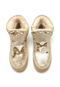 Stivali scintillanti dorati e beige con paillettes, foderati in faux fur e con una parte superiore arrotondata. Presentano cuciture lungo i bordi e una suola piatta e testurizzata.