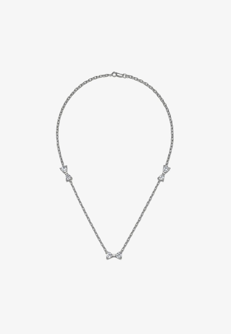 Collana d'argento con una catena delicata, caratterizzata da tre accenti a forma di fiocco scintillanti. Ogni fiocco presenta dettagli in pietre trasparenti, creando un leggero luccichio.