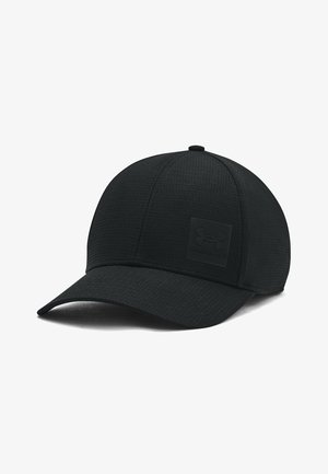 Gorra negra hecha de tela texturizada con un ala curvada. Presenta un parche con logo cuadrado en el frontal y un diseño semi-estructurado.