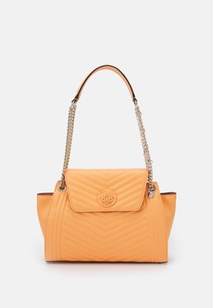 Gequiltete orangefarbene Lederhandtasche mit einem frontalen Klappdeckel, einer Ketten-Schulterriemen und einem runden Logodetail. Verfügt über ein Zickzackmuster und eine glatte Textur.