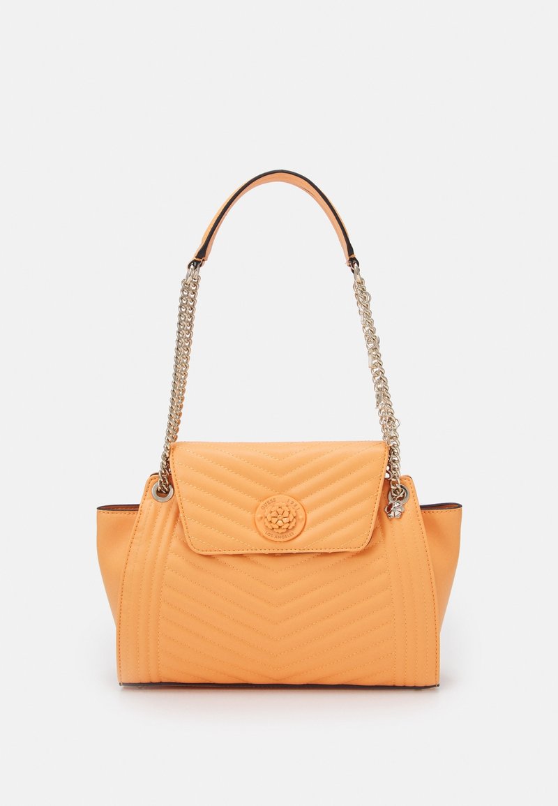 Torebka z pikowanej pomarańczowej skóry z klapką z przodu, łańcuszkowym paskiem na ramię i okrągłym detalem z logo. Posiada wzór w zygzaki i gładką teksturę.