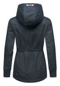 Marineblauwe jas met een trekkoordcapuchon, elastische manchetten en een cinched taille. Heeft een logopatch aan de onderzijde. Glad, lichtgewicht stof.