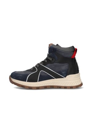 Marineblauwe en zwarte high-top sneaker met een mix van gladde en gestructureerde materialen, contrasterende witte accenten, een gemusterde mesh kraag en een rubberen zool.