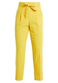 gele op maat gemaakte broeken met een strikceintuur in de taille, voorzien van plooien aan de voorkant, een rechte pijpdesign en een gladde stoftextuur.