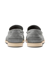 Grå mockaskor med slip-on design, med en tan färgad gummisula och subtila präglade logodetaljer på klackarna.