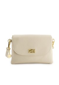 Beige Leder Umhängetasche mit Klappenverschluss und goldfarbenen Beschlägen. Verfügt über einen runden Charm-Anhänger mit "Venezia". Texturierte Oberfläche.