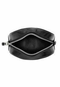 Czarna skórzana kopertówka o gładkiej teksturze, z zamknięciem na srebrny zamek błyskawiczny, zaokrąglonym kształcie i otwartym wnętrzu bez dodatkowych przegródek.