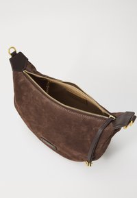 Borsa a tracolla in suede marrone con chiusura a zip, dettagli in pelle e hardware in tonalità oro. L'interno presenta una fodera beige con tasche.