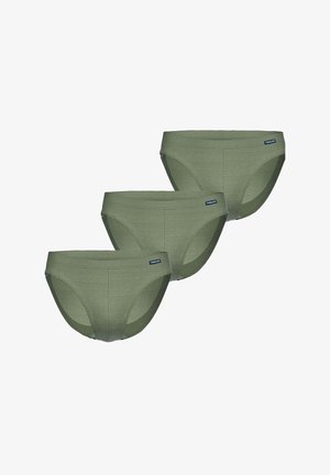 Drei olivgrüne gestreifte Herren-Slips mit einem kleinen schwarz-weißen Markenlabel am Bund, diagonal angeordnet.