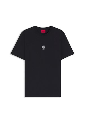 T-shirt noir à manches courtes avec un logo floral blanc et le texte "HUGO" centré sur la poitrine, étiquette rouge au col avec la marque "HUGO".