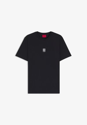 T-shirt noir à manches courtes avec un logo floral blanc et le texte "HUGO" centré sur la poitrine, étiquette rouge au col avec la marque "HUGO".