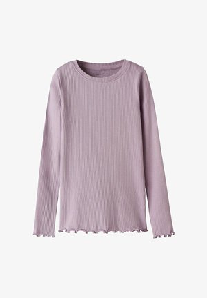 Top à manches longues en ribbed lavande avec des bords festonnés sur les manches et l'ourlet, présentant un col rond et une texture de tissu douce.