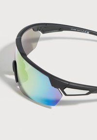 Lunettes de sport noires avec une seule lentille incurvée et miroir reflétant des nuances vertes et bleues, avec des ouvertures de ventilation sur la monture.