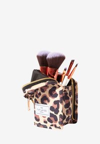 Support de pinceaux de maquillage en tissu imprimé léopard avec fermeture éclair. Contient des pinceaux avec des poils violets et des manches en or rose.