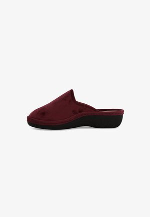 Pantofole slip-on bordeaux realizzate in tessuto morbido, con punta arrotondata e suola nera a contrasto, caratterizzate da cuciture lungo i bordi.