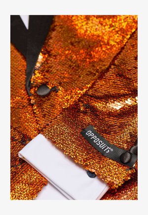 Glanzende oranje pailletten blazer met zwarte revers, contrasterende witte shirtmanchetten en een "OPPOSUIT" label, dat levendige kleuren en een complexe textuur toont.
