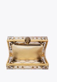 Borsa in acrilico trasparente con accessori dorati, dettagli borchiati e pochette interna dorata dalla texture. Caratterizzata da una chiusura a forma di conchiglia e motivi geometrici.