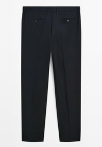Zwarte broek met een gladde stoffen afwerking, voorzien van twee achterzakken met knopen en een gestroomlijnde, op maat gemaakte pasvorm.