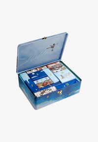 Sininen metallilaatikko kullanvärisillä yksityiskohdilla, sisältäen erilaisia värikkäitä kuvakortteja, jotka esittävät kohtauksia ja numeroita, varustettuna saranoitulla kannella.