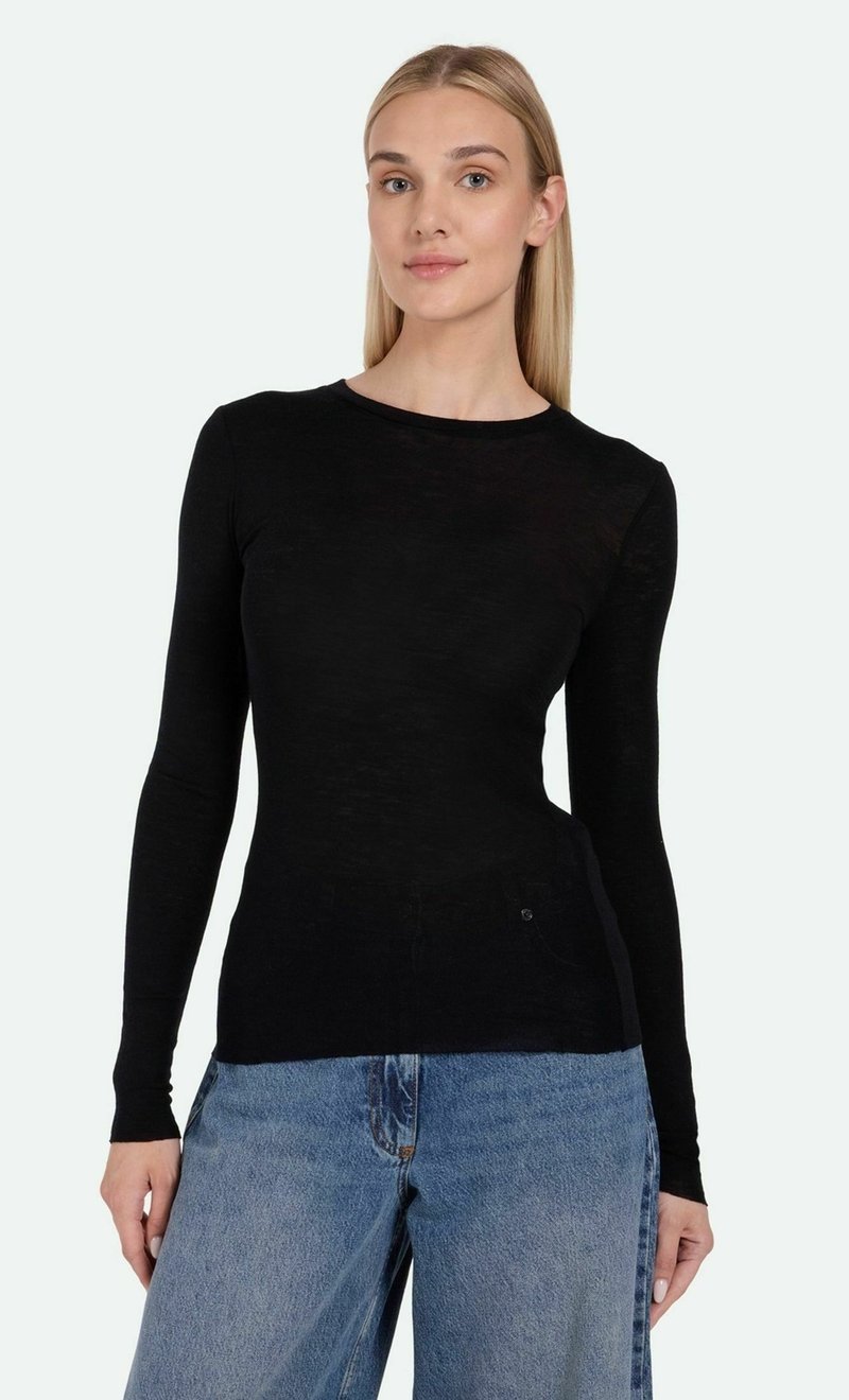 Schwarzes Langarmoberteil aus leichtem Material, mit einem schlichten Rundhalsausschnitt und einer taillierten Silhouette. Getragen mit blauen Jeans.