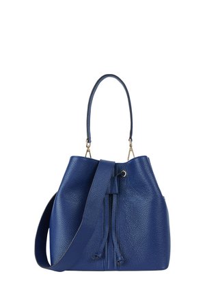 Sac seau en cuir bleu avec une finition texturée, bandoulière réglable, fermeture à cordon et accents en métal.