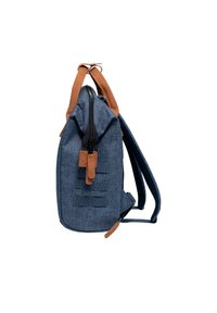 Rucksack mit einem Körper aus marineblauem Stoff, braunen Lederelementen, Reißverschluss und verstellbaren Riemen. Verfügt über horizontale Gurte an der Seite.