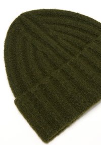 Beanie verde in lana con texture a coste e finitura morbida, caratterizzato da una parte superiore rotonda e un risvolto alla base.