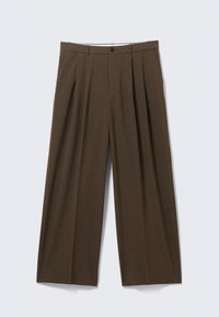 Pantalones marrones a rayas con un diseño de pierna ancha, con pliegues delanteros, cierre con botón y textura suave.