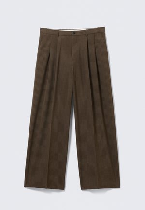 Bruine gestreepte broek met een wijde pijp, voorzien van plooien aan de voorkant, een knoopsluiting en een gladde textuur.