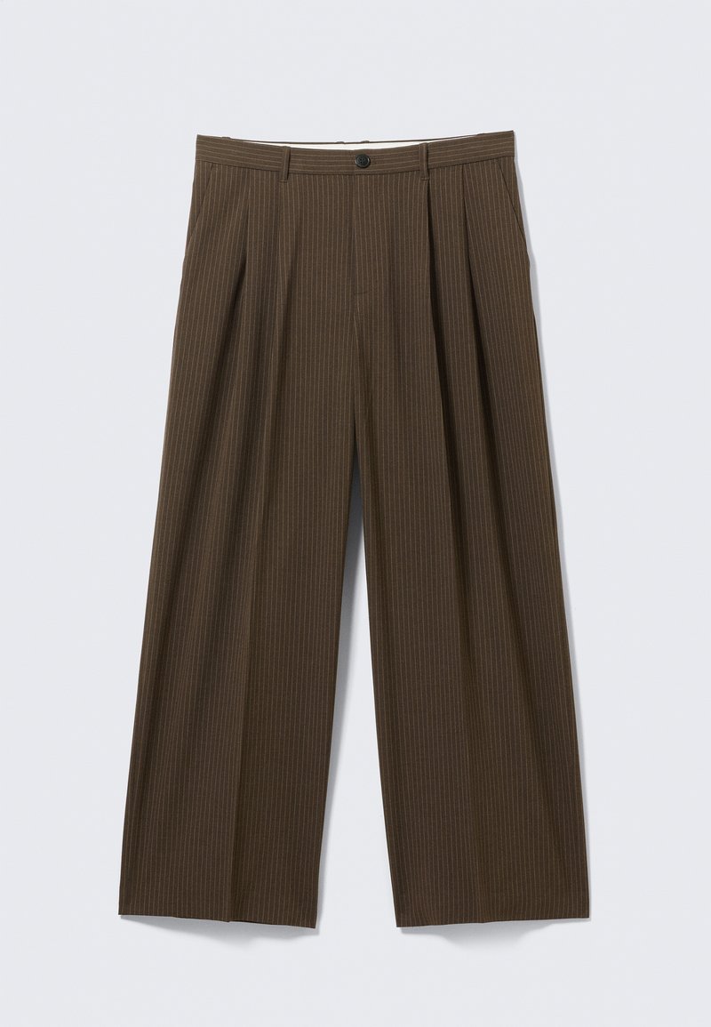 Pantalon marron à fines rayures avec une coupe à jambes larges, doté de plis à l'avant, d'une fermeture à bouton et d'une texture lisse.