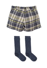 Pantalones cortos de cuadros en azul marino, crema y verde lima con una cinturilla elástica, combinados con calcetas oscuros hasta la rodilla. Ambos artículos hechos de tela suave.